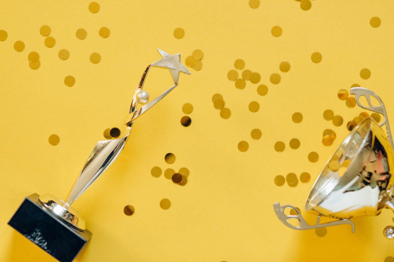 There are pictures of two trophies against a yellow background that shows that there are people who do not want to hold them because they have fear of success.